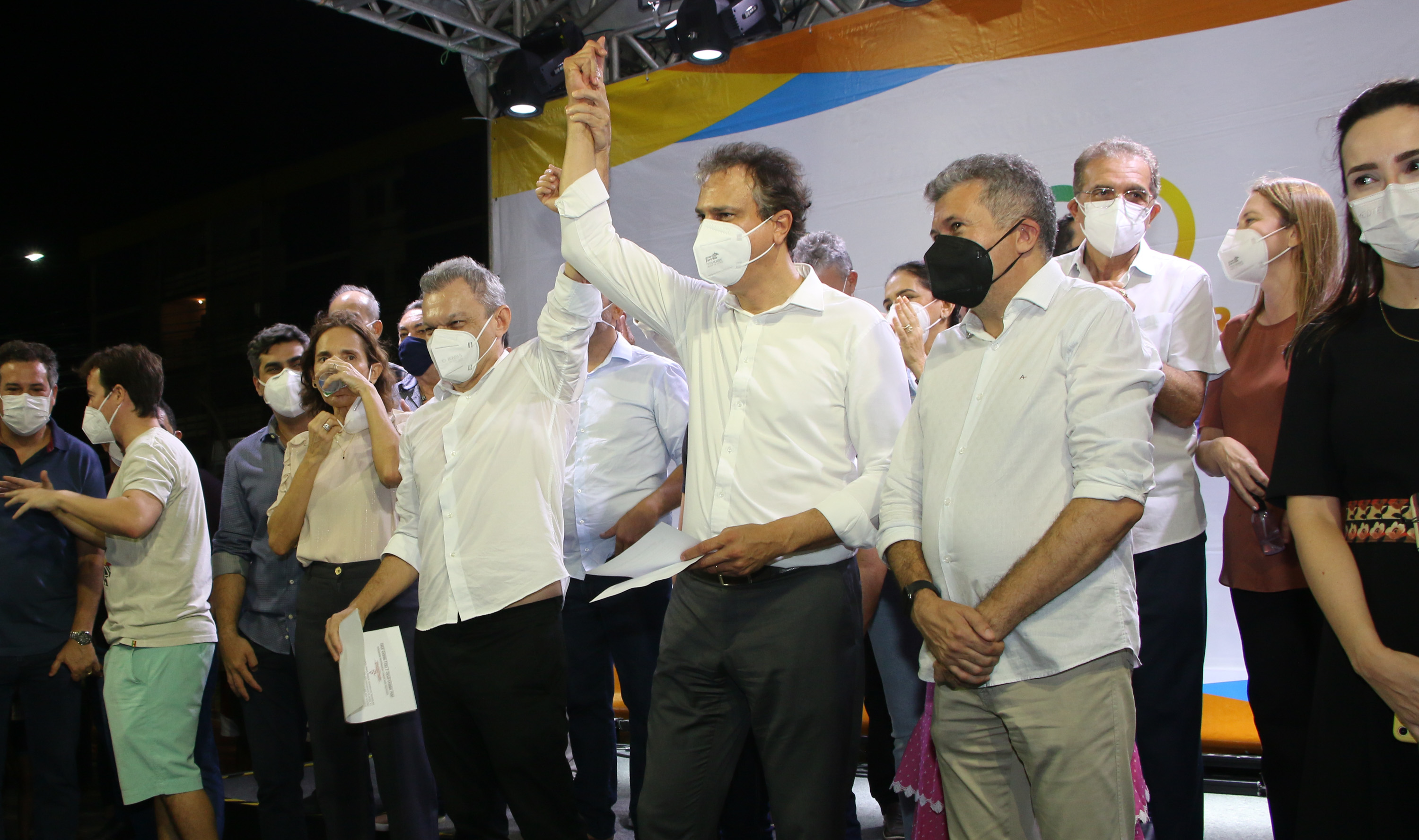 grupo de pessoas num palco